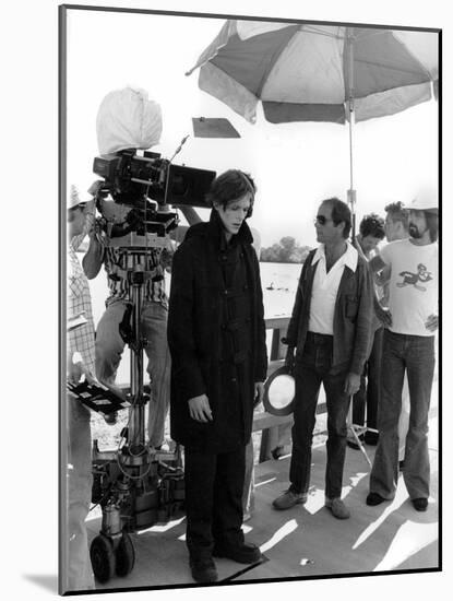 David Bowie and le realisateur Nicolas Roeg sur le tournage du film L'Homme qui venait d'ailleurs M-null-Mounted Photo