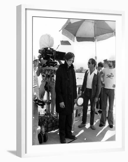 David Bowie and le realisateur Nicolas Roeg sur le tournage du film L'Homme qui venait d'ailleurs M-null-Framed Photo