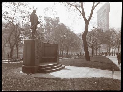 https://imgc.allpostersimages.com/img/posters/david-glasgow-farragut-statue-in-madison-square-park-new-york-c-1905_u-L-Q1NKAFO0.jpg?artPerspective=n
