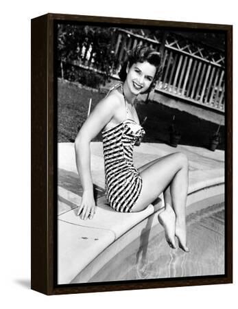 debbie-reynolds-poolside-