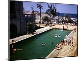 December 1946: Guests Swimming at the Pool at the Hotel Nacional in Havana, Cuba-Eliot Elisofon-Mounted Photographic Print