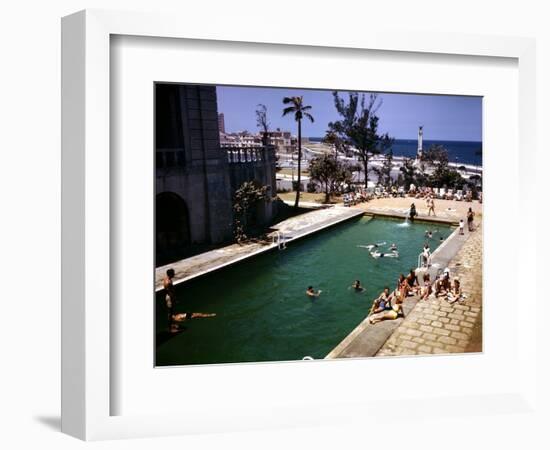 December 1946: Guests Swimming at the Pool at the Hotel Nacional in Havana, Cuba-Eliot Elisofon-Framed Photographic Print