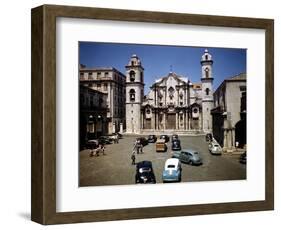 December 1946: Street Scene in Front of Columbus Cathedral in Havana, Cuba-Eliot Elisofon-Framed Photographic Print