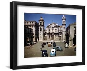 December 1946: Street Scene in Front of Columbus Cathedral in Havana, Cuba-Eliot Elisofon-Framed Photographic Print