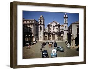 December 1946: Street Scene in Front of Columbus Cathedral in Havana, Cuba-Eliot Elisofon-Framed Photographic Print