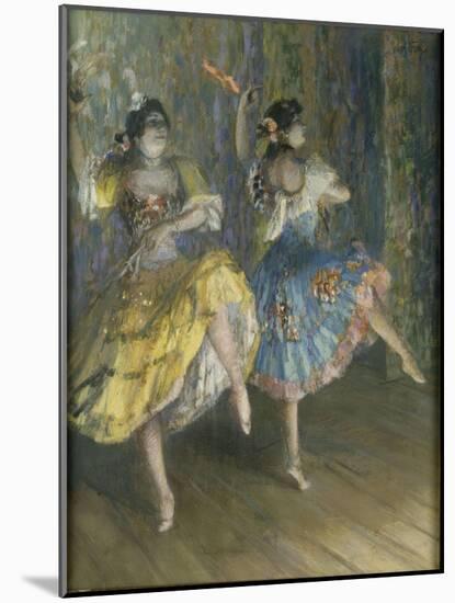 Deux danseuses espagnoles, sur scène, jouant des castagnettes-Juan Roig y Soler-Mounted Giclee Print