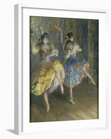 Deux danseuses espagnoles, sur scène, jouant des castagnettes-Juan Roig y Soler-Framed Giclee Print