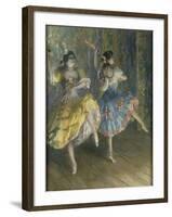 Deux danseuses espagnoles, sur scène, jouant des castagnettes-Juan Roig y Soler-Framed Giclee Print