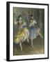 Deux danseuses espagnoles, sur scène, jouant des castagnettes-Juan Roig y Soler-Framed Giclee Print