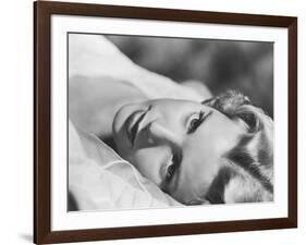 DIAL M FOR MURDER, 1954 directed by ALFRED HITCHCOCK Grace Kelly (b/w photo)-null-Framed Photo