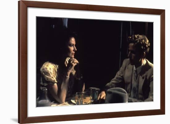 Diane Wiest and Robert Joy RADIO DAYS, 1987 directed by Woody Allen (photo)-null-Framed Photo