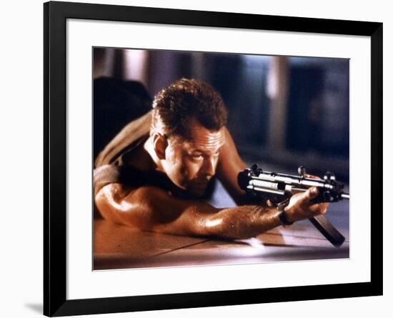 DIE HARD, 1988 directed by JOHN Mc TIERNAN Bruce Willis (photo)-null-Framed Photo