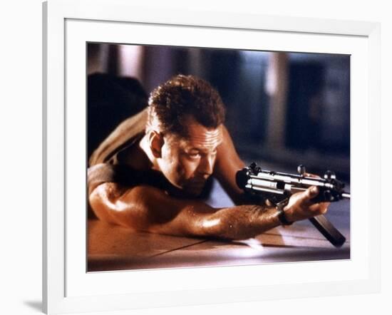 DIE HARD, 1988 directed by JOHN Mc TIERNAN Bruce Willis (photo)-null-Framed Photo