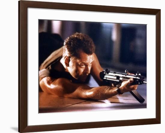 DIE HARD, 1988 directed by JOHN Mc TIERNAN Bruce Willis (photo)-null-Framed Photo