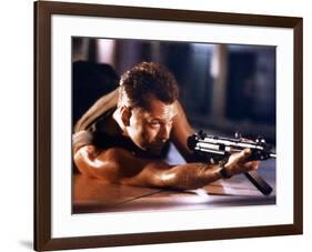 DIE HARD, 1988 directed by JOHN Mc TIERNAN Bruce Willis (photo)-null-Framed Photo