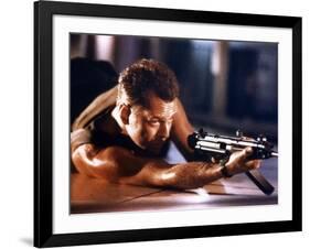 DIE HARD, 1988 directed by JOHN Mc TIERNAN Bruce Willis (photo)-null-Framed Photo