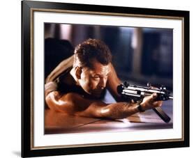 DIE HARD, 1988 directed by JOHN Mc TIERNAN Bruce Willis (photo)-null-Framed Photo