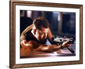 DIE HARD, 1988 directed by JOHN Mc TIERNAN Bruce Willis (photo)-null-Framed Photo