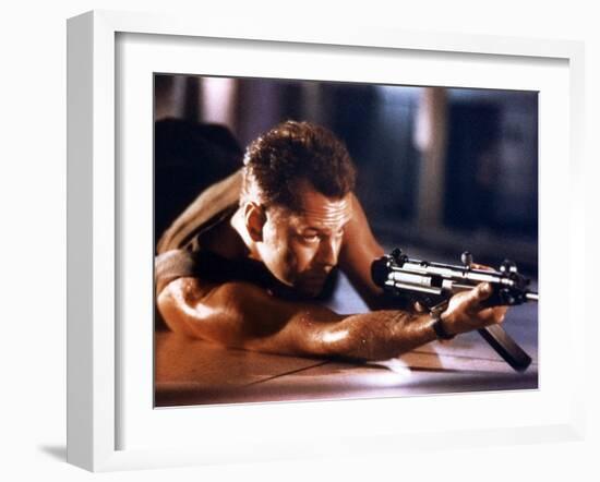 DIE HARD, 1988 directed by JOHN Mc TIERNAN Bruce Willis (photo)-null-Framed Photo