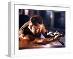 DIE HARD, 1988 directed by JOHN Mc TIERNAN Bruce Willis (photo)-null-Framed Photo