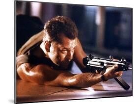 DIE HARD, 1988 directed by JOHN Mc TIERNAN Bruce Willis (photo)-null-Mounted Photo