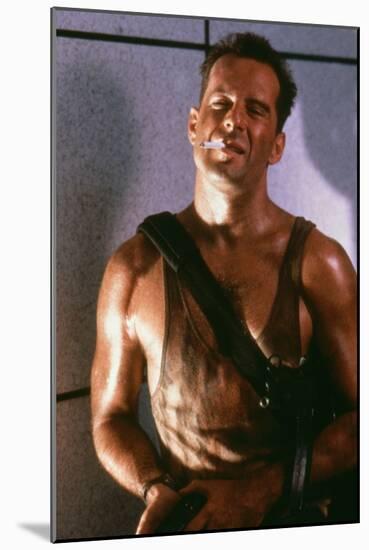 DIE HARD, 1988 directed by JOHN Mc TIERNAN Bruce Willis (photo)-null-Mounted Photo