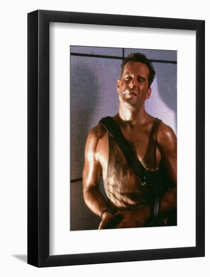 DIE HARD, 1988 directed by JOHN Mc TIERNAN Bruce Willis (photo)-null-Framed Photo