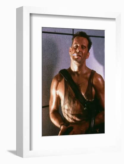 DIE HARD, 1988 directed by JOHN Mc TIERNAN Bruce Willis (photo)-null-Framed Photo