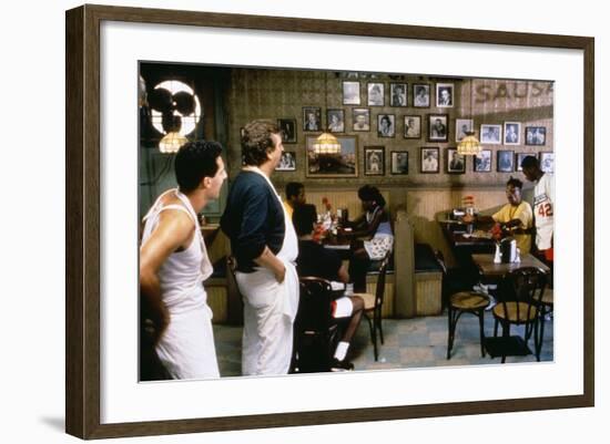 DO THE RIGHT THING de SpikeLee avec John Turturro, Danny Aiello, Giancarlo Esposito et Spike Lee, 1-null-Framed Photo