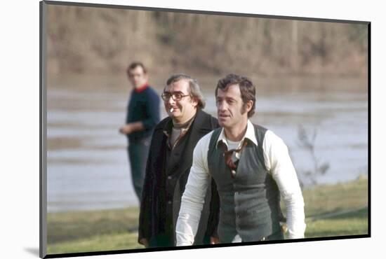 DOCTEUR POPAUL, 1972 directed by CLAUDE CHABROL On the set, Claude Chabrol with Jean-Paul Belmondo -null-Mounted Photo