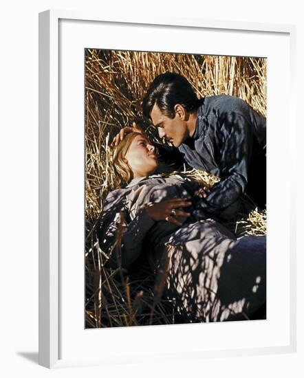 Doctor Zhivago, Julie Christie, Omar Sharif, 1965-null-Framed Photo