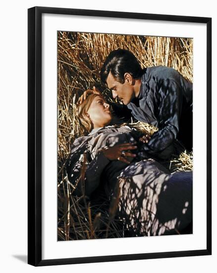 Doctor Zhivago, Julie Christie, Omar Sharif, 1965-null-Framed Photo