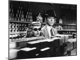 DOUBLE INDEMNITY, 1944 directed by BILLY WILDER Barbara Stanwyck and Fred McMurray (b/w photo)-null-Mounted Photo