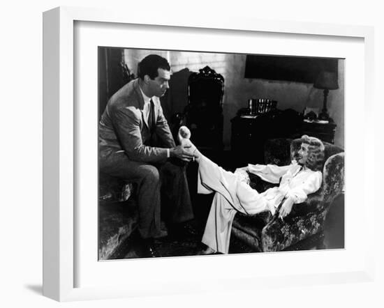 DOUBLE INDEMNITY, 1944 directed by BILLY WILDER Fred MacMurray and Barbara Stanwyck (b/w photo)-null-Framed Photo