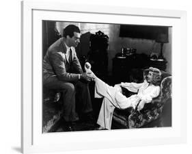 DOUBLE INDEMNITY, 1944 directed by BILLY WILDER Fred MacMurray and Barbara Stanwyck (b/w photo)-null-Framed Photo