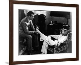 DOUBLE INDEMNITY, 1944 directed by BILLY WILDER Fred MacMurray and Barbara Stanwyck (b/w photo)-null-Framed Photo