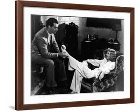 DOUBLE INDEMNITY, 1944 directed by BILLY WILDER Fred MacMurray and Barbara Stanwyck (b/w photo)-null-Framed Photo