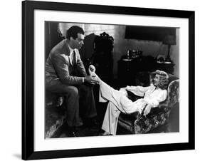 DOUBLE INDEMNITY, 1944 directed by BILLY WILDER Fred MacMurray and Barbara Stanwyck (b/w photo)-null-Framed Photo