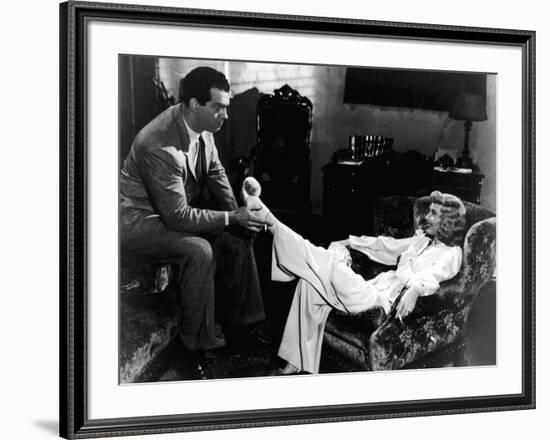 DOUBLE INDEMNITY, 1944 directed by BILLY WILDER Fred MacMurray and Barbara Stanwyck (b/w photo)-null-Framed Photo