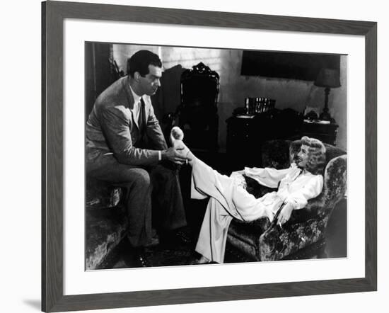 DOUBLE INDEMNITY, 1944 directed by BILLY WILDER Fred MacMurray and Barbara Stanwyck (b/w photo)-null-Framed Photo