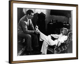 DOUBLE INDEMNITY, 1944 directed by BILLY WILDER Fred MacMurray and Barbara Stanwyck (b/w photo)-null-Framed Photo
