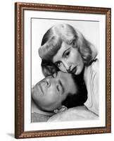 DOUBLE INDEMNITY, 1944 directed by BILLY WILDER Fred MacMurray and Barbara Stanwyck (b/w photo)-null-Framed Photo