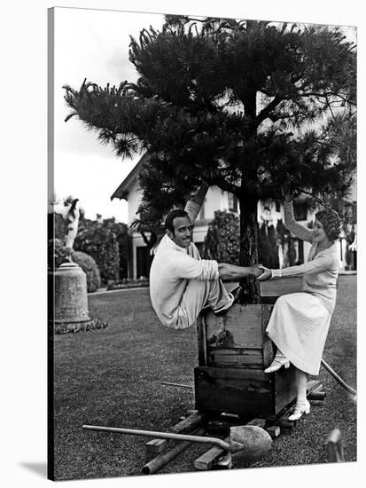 Douglas Fairbanks and sa femme Mary Pickford en, 1923-null-Stretched Canvas