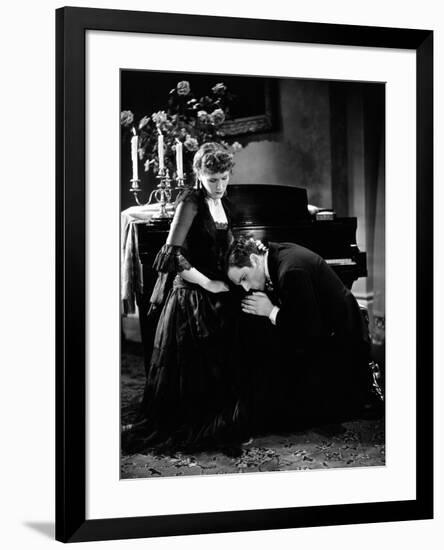 Dr. JEKYLL AND Mr. HYDE, 1931 directed by ROUBEN MAMOULIAN Miriam Hopkins and Fredric March (b/w ph-null-Framed Photo