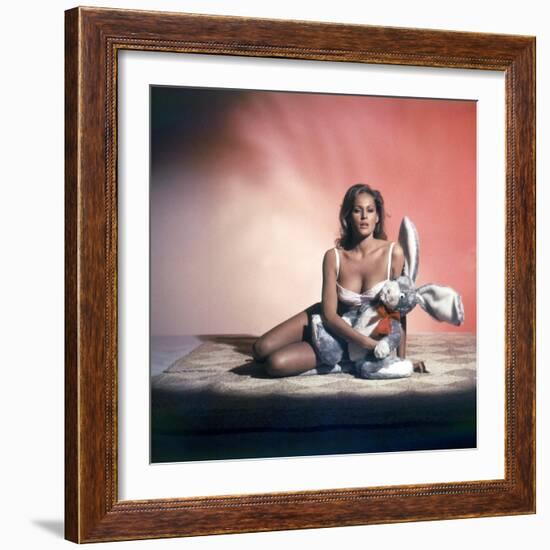 Dr NO, 1962 directed by TERENCE YOUNG Ursula Andress (photo)-null-Framed Photo