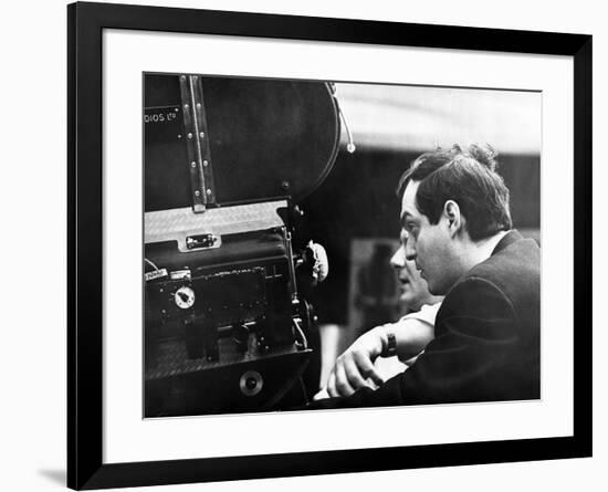 Dr STRANGELOVE, 1964 directed by STANLEY KUBRICK Stanley Kubrick on the set (b/w photo)-null-Framed Photo