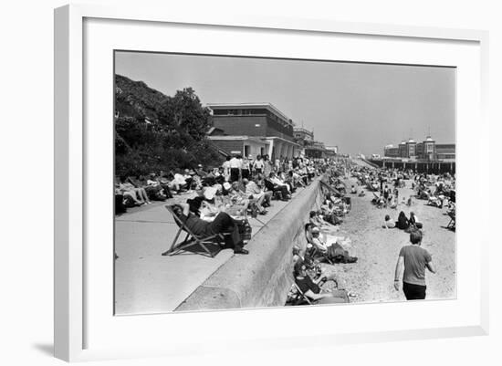 Eastbourne Beach, 1975-Daily Mirror-Framed Photographic Print