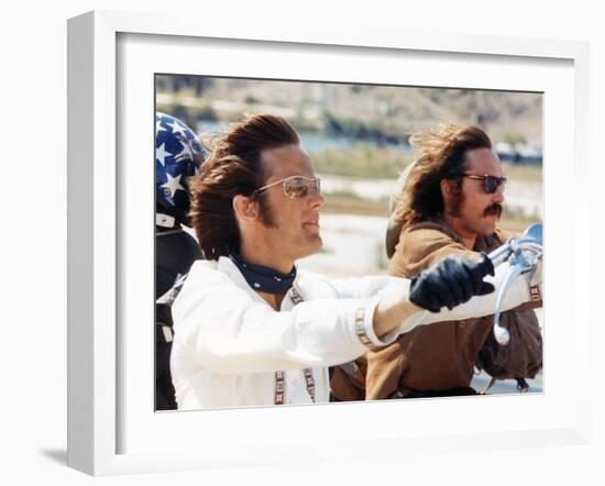 EASY RIDER, 1969 directed by DENNIS HOPPER Peter Fonda and Dennis Hopper (photo)-null-Framed Photo