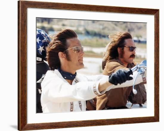 EASY RIDER, 1969 directed by DENNIS HOPPER Peter Fonda and Dennis Hopper (photo)-null-Framed Photo