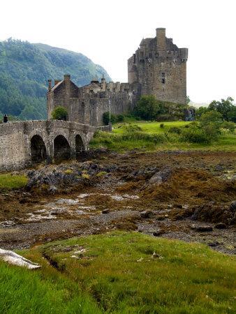 https://imgc.allpostersimages.com/img/posters/eileen-donan-castle-western-dornie-in-highlands-scotland_u-L-P2SEAU0.jpg?artPerspective=n